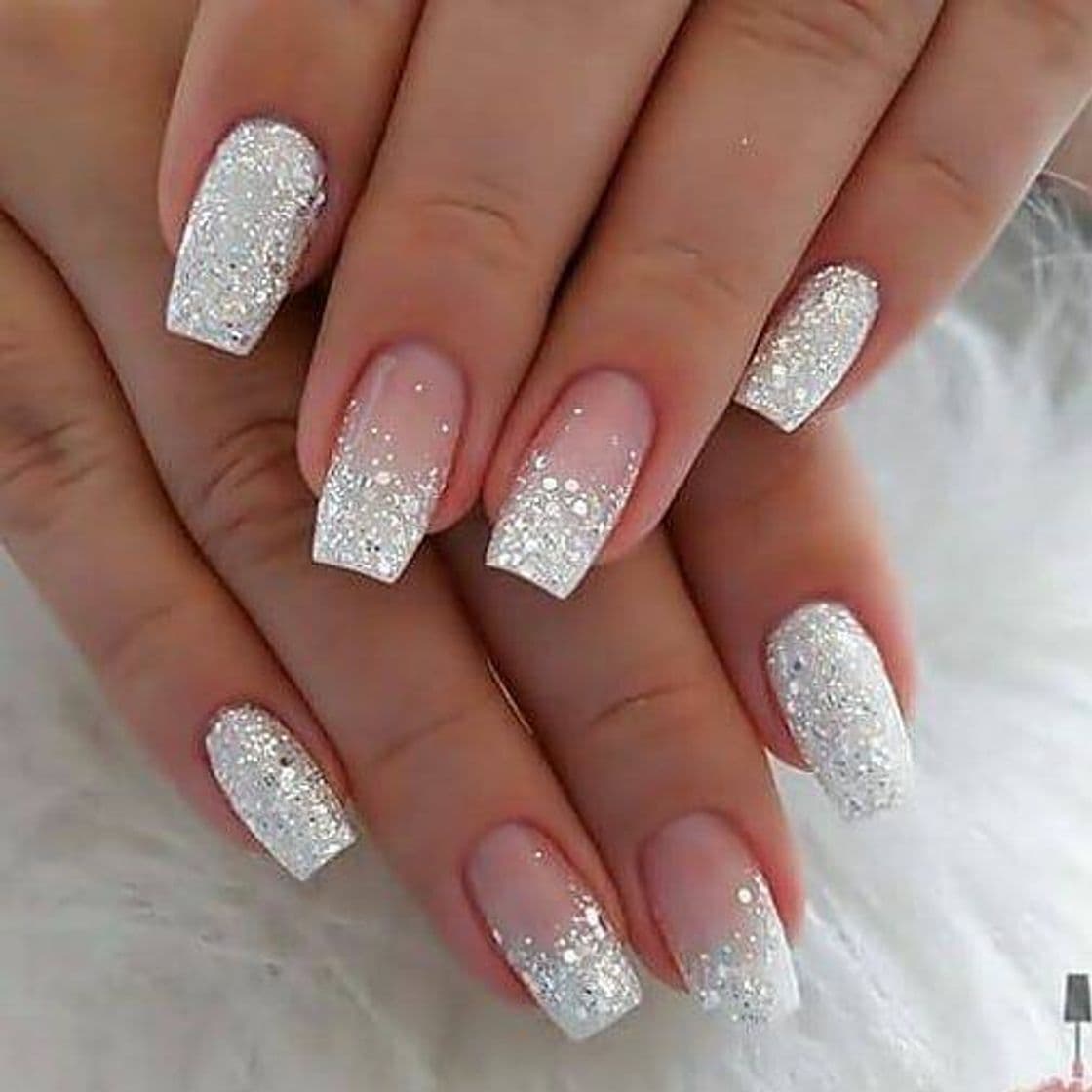 Fashion Unhas em degradê branco 