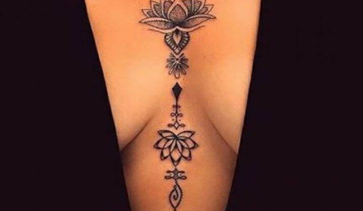 Moda Tatto feminina nós seios