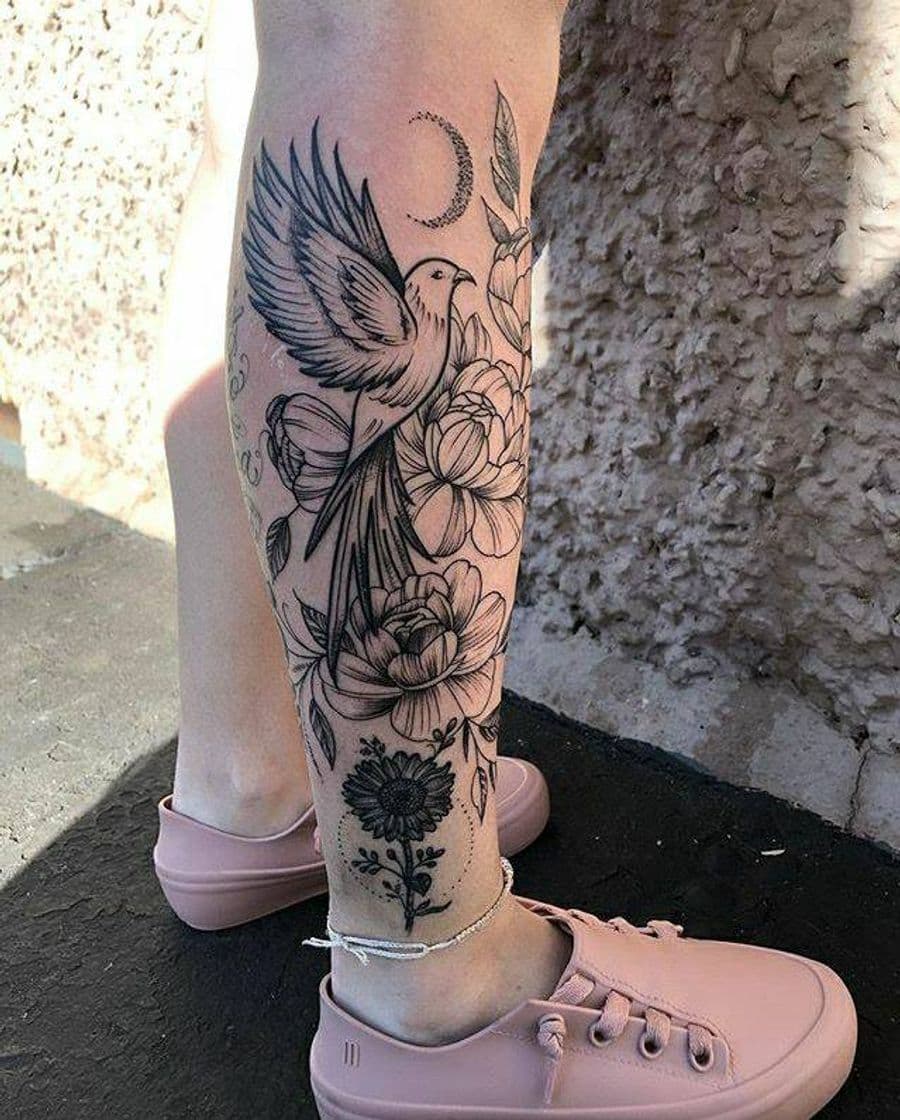 Moda Tatto feminina na perna