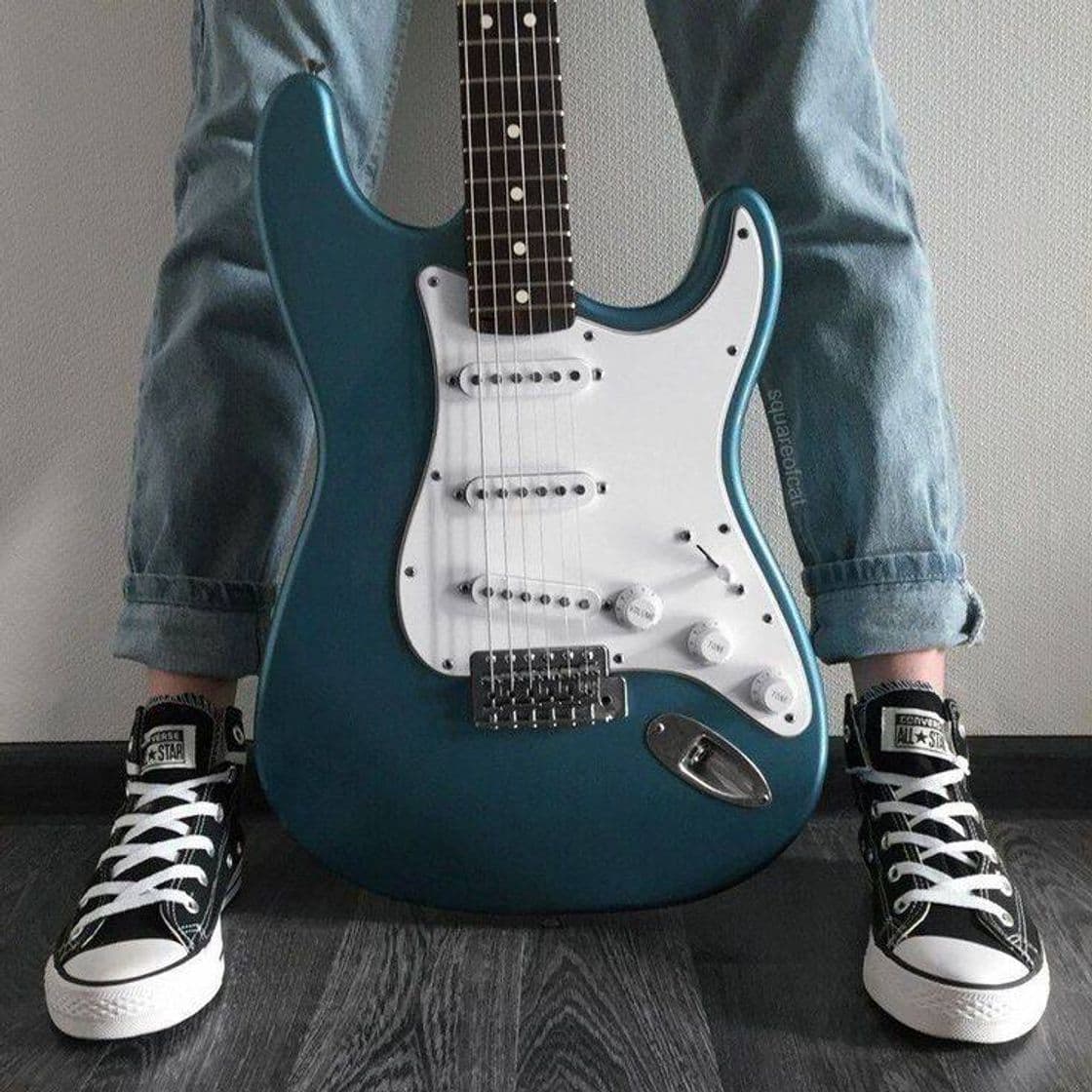 Electrónica Fender Squier Bullet Stratocaster Sunburst con Tremolo