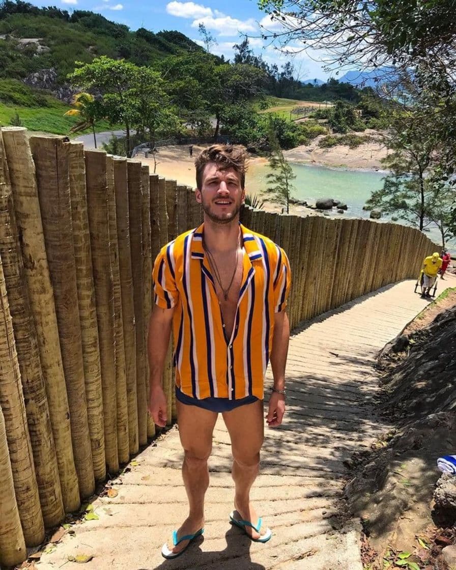 Moda Alex trevelin camisa listrada amarela branca e azul na praia