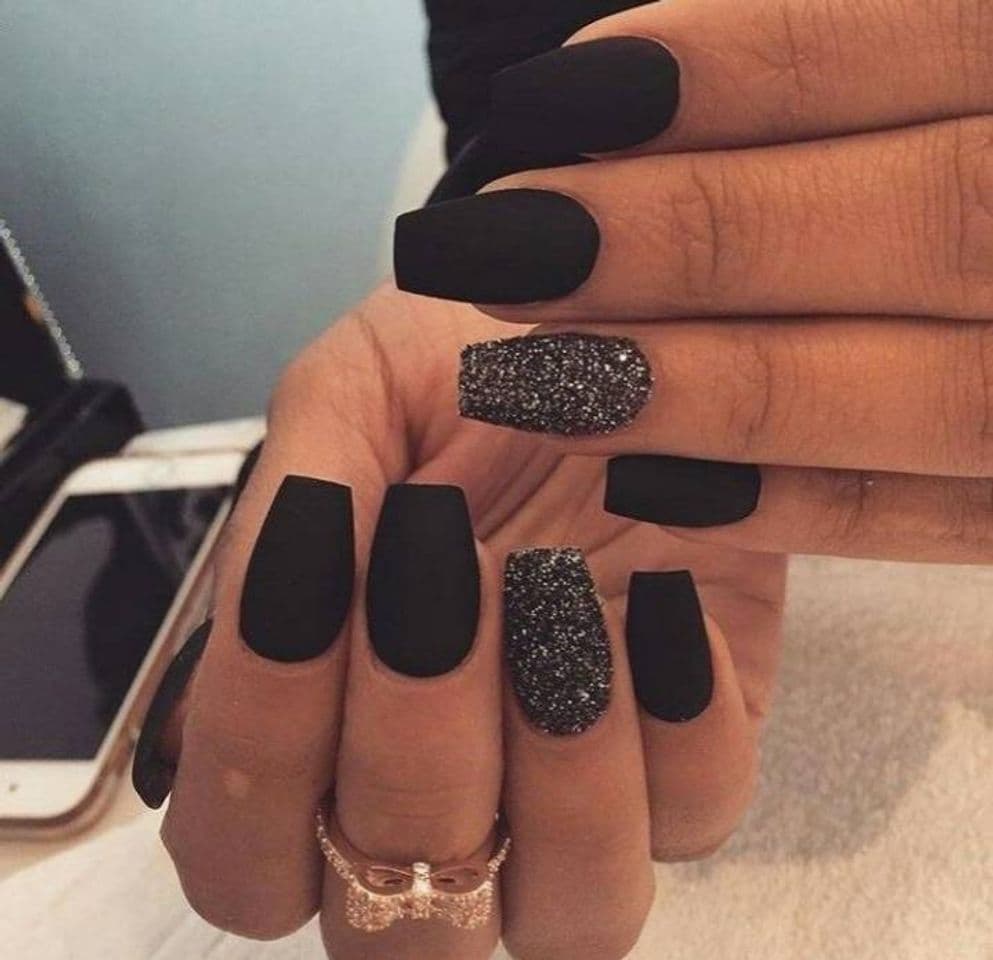 Moda unha preta com glitter 😍🖤