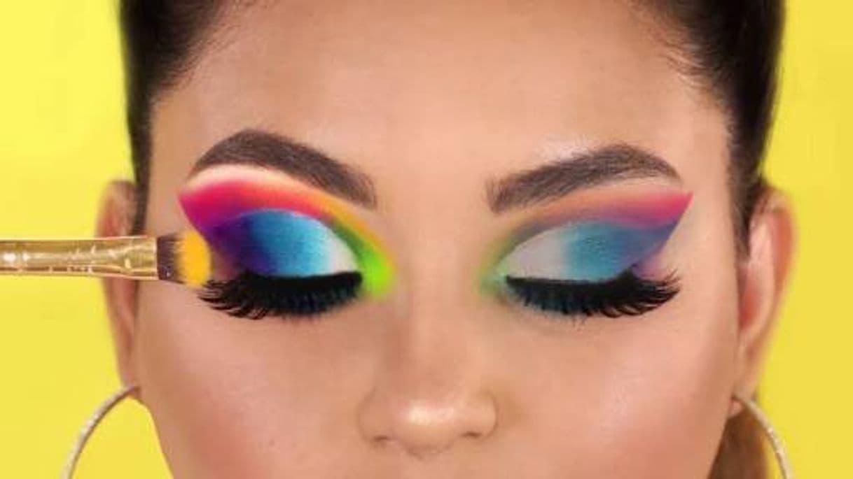 Moda El maquillaje ya que es una forma de expresar el arte.  