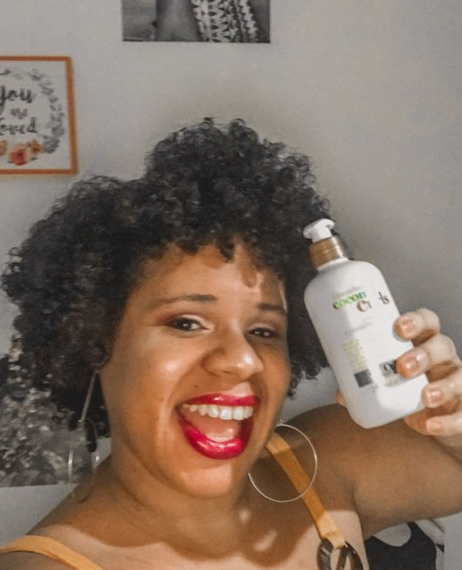 Moda Creme de Pentear Coconut Curls da Ogx. É muito bom. 