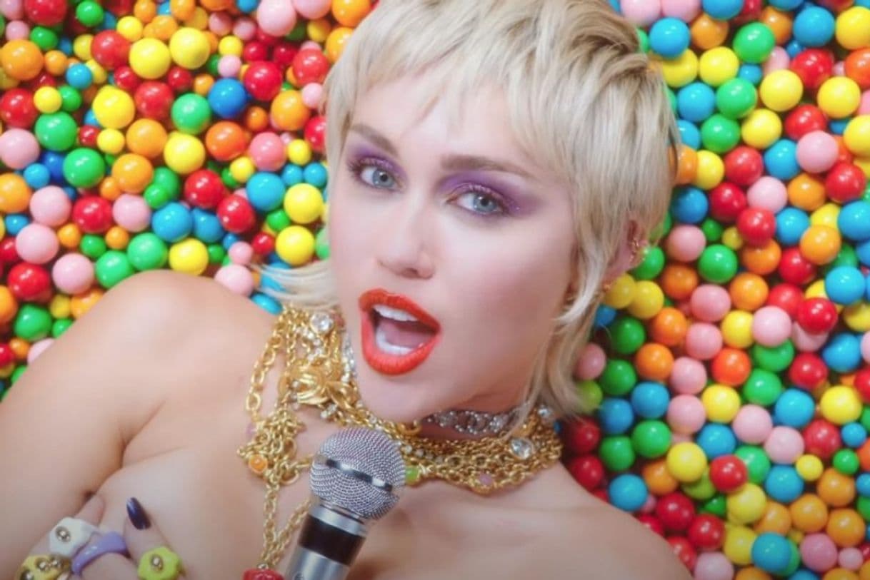 Canción Miley Cyrus - Midnight Sky | 2020 Music Video Awards - YouTube