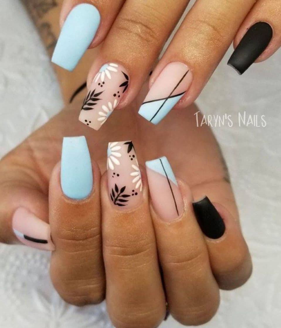 Moda Hermosa manicura para lucir en nuestras manos 🖤🖤🖤