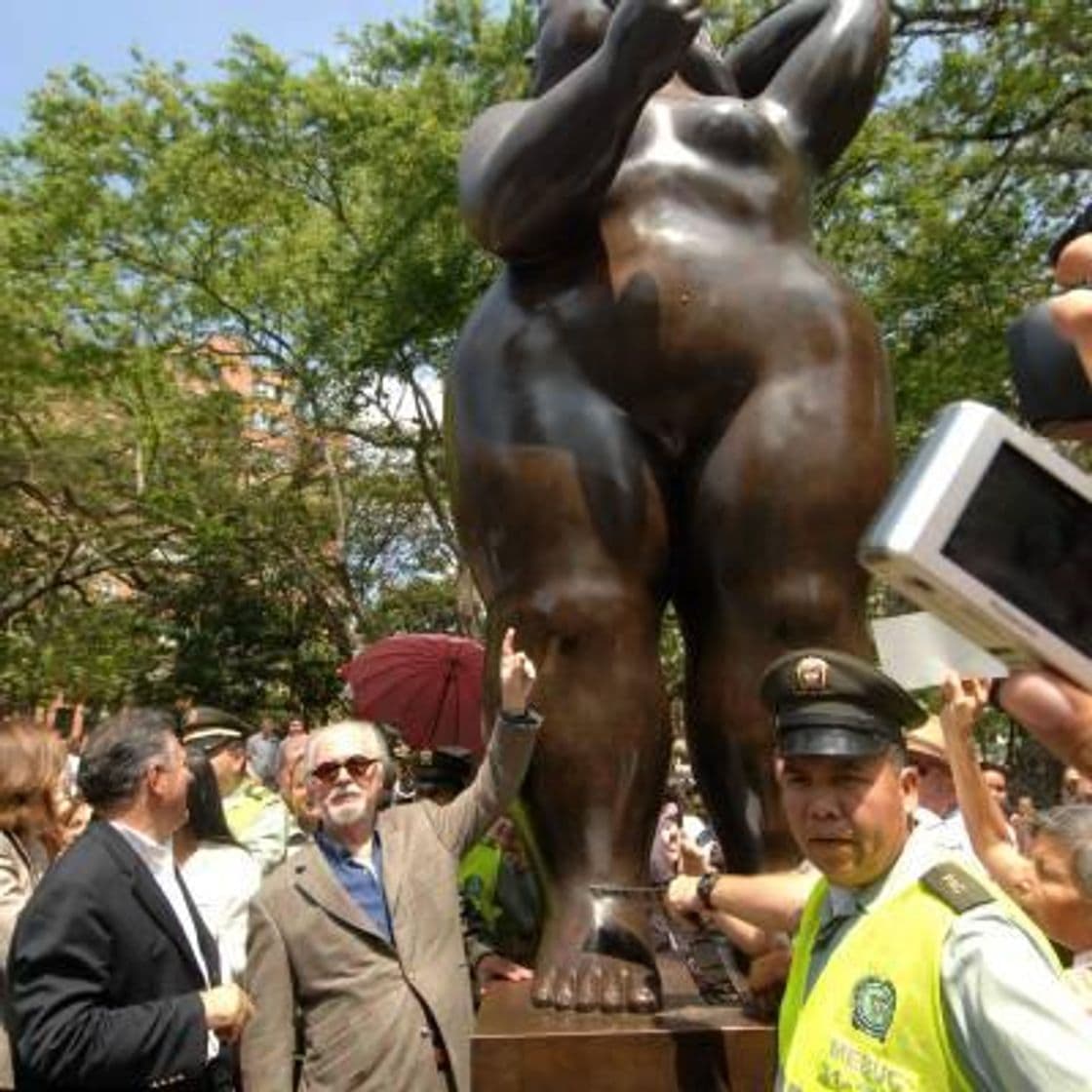 Lugar ESTATUA La Gorda De Botero