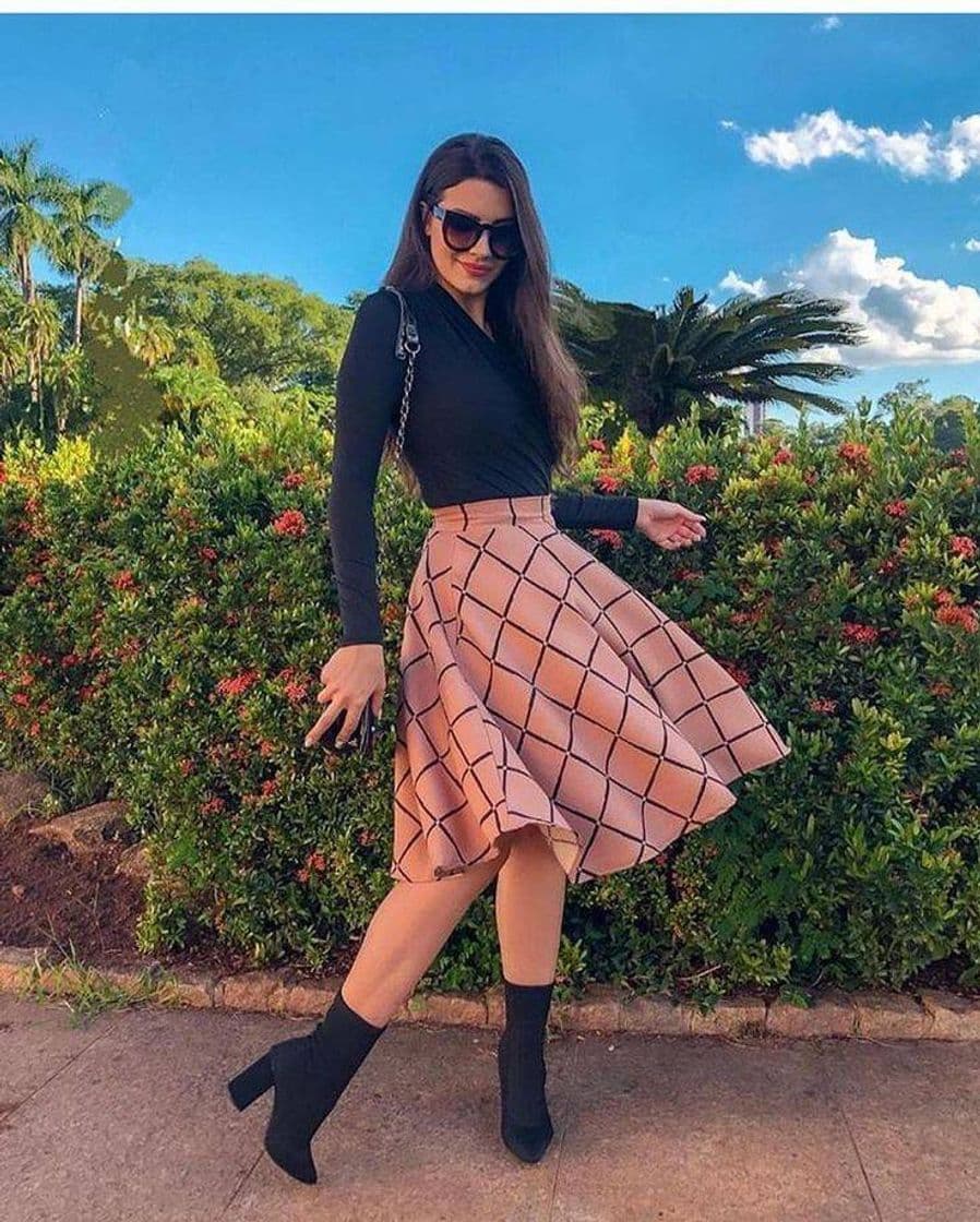 Fashion La combinación de esa preciosa falda y esas hermosas botas💖