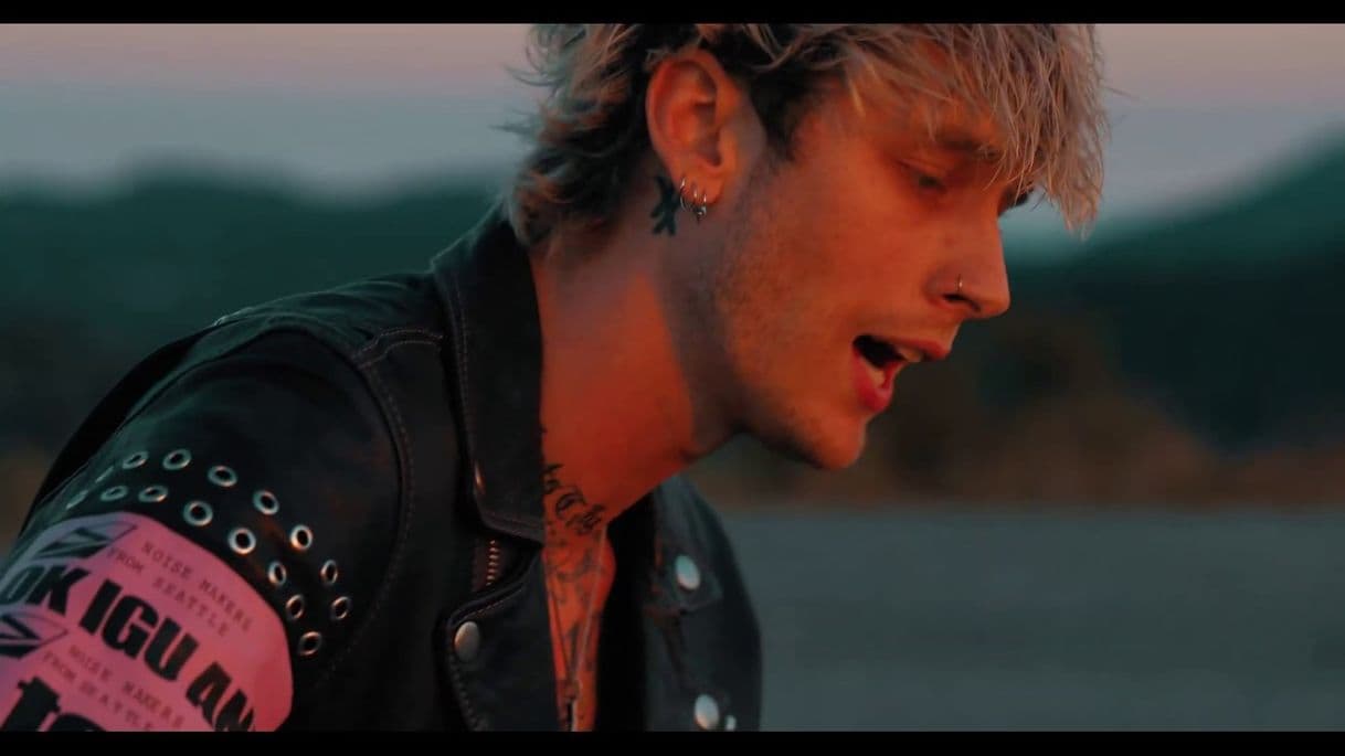 Moda Machine Gun Kelly  bloodie valentine