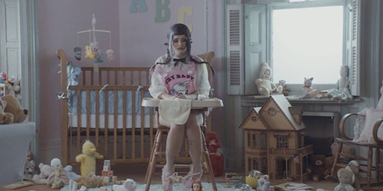 Fashion Melanie Martinez - Cry Baby (Official Music Video)