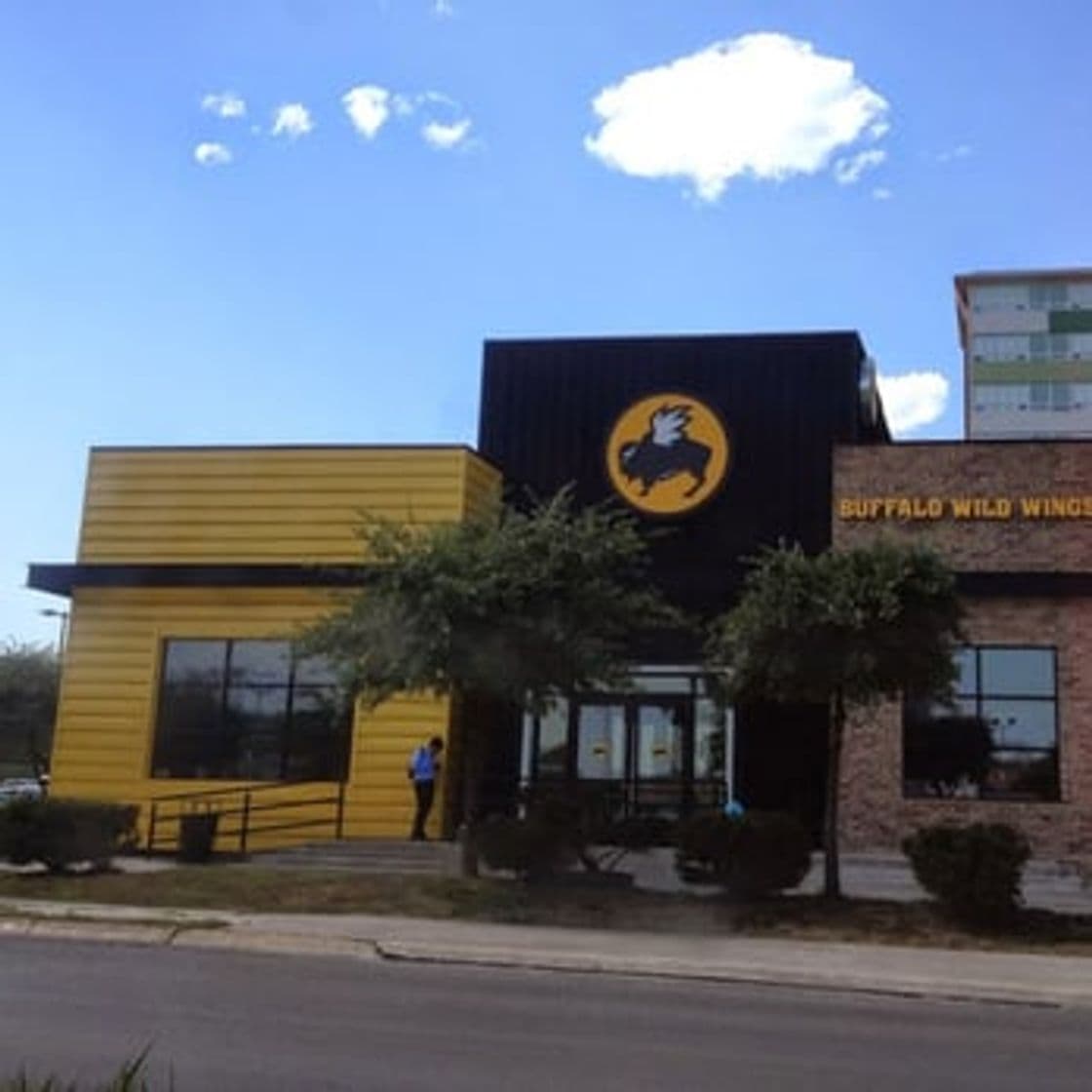 Restaurants Buffalo Wild Wings Leones