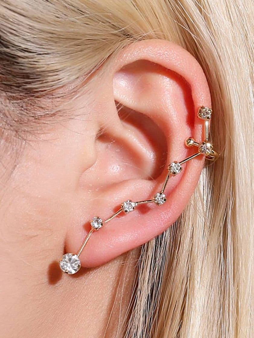 Producto Climber de oreja con diseño de constelación grabada