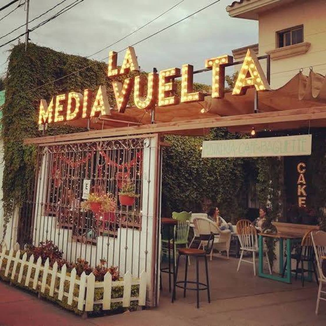 Restaurantes La Media Vuelta Cafe