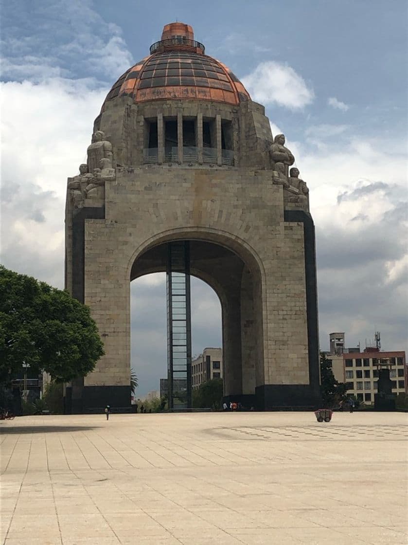 Lugar Monumento a la Revolución