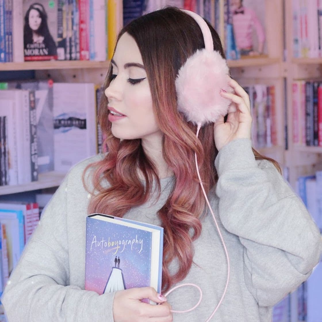 Moda Clau Reads Books - YouTube