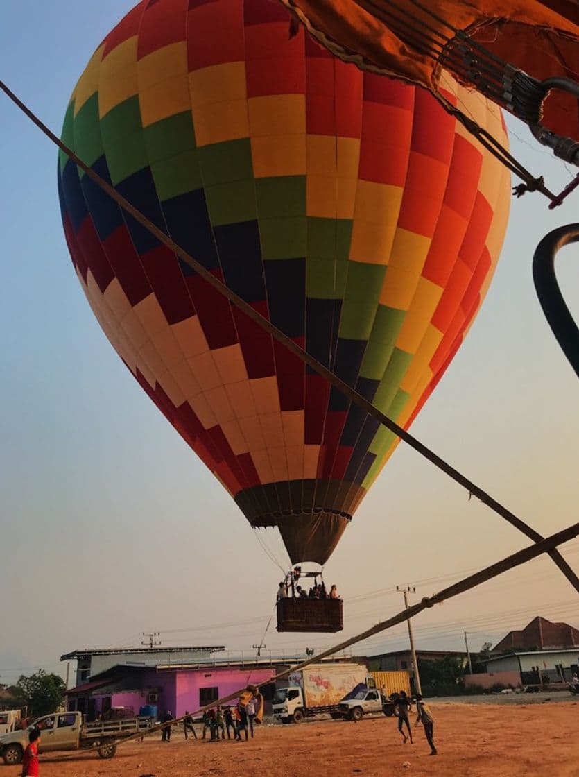 Moda Hot air balloon in Vang Vieng