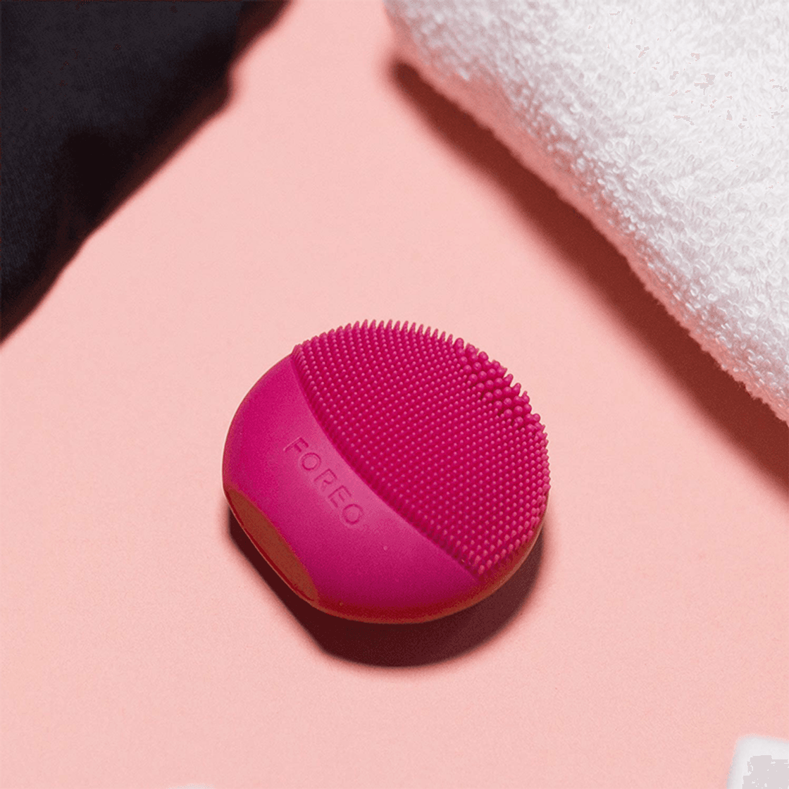 Producto LUNA play plus de FOREO es el cepillo facial recargable de silicona