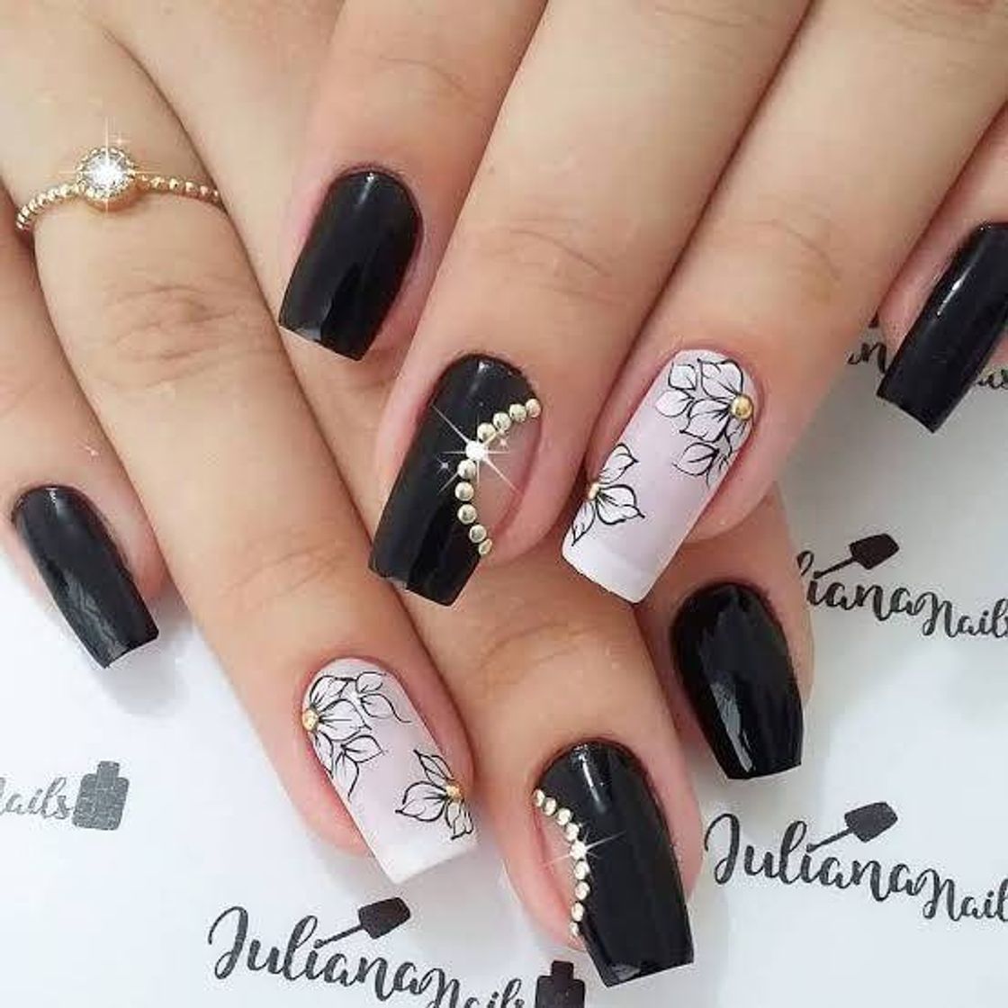 Moda black nails