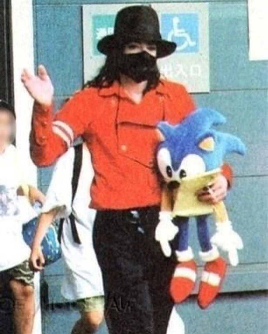 Moda Michael Jackson cargando un peluche de Sonic. 