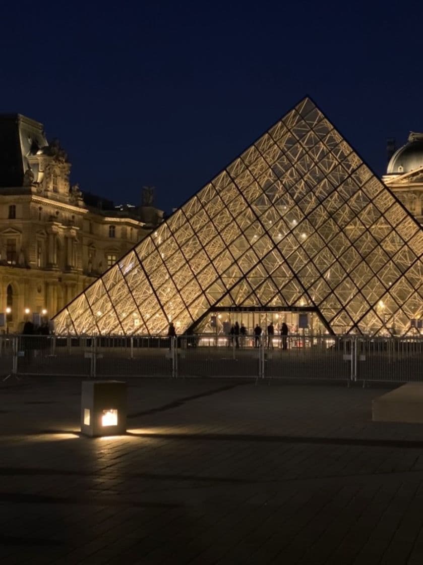 Place Museo del Louvre