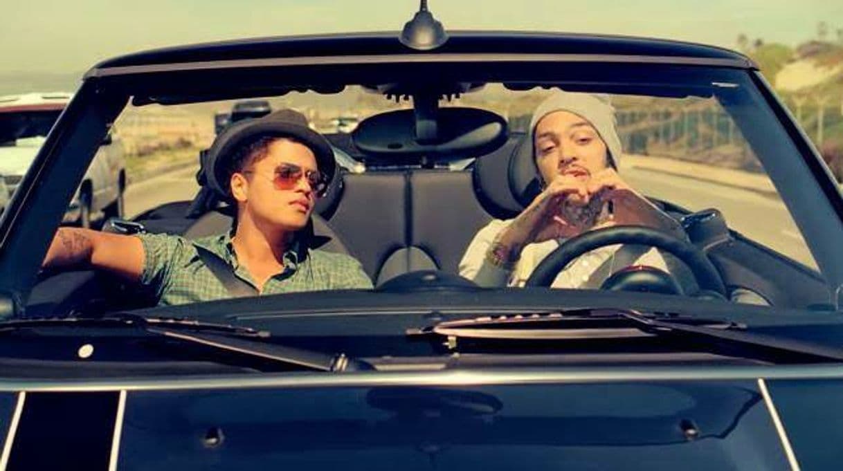 Canción Travie McCoy: Billionaire ft. Bruno Mars [OFFICIAL VIDEO] - YouTube