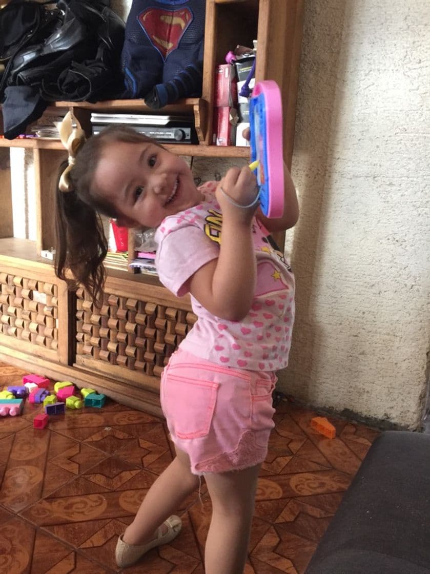 Fashion Canal de una niña de 4 años con síndrome de down muy feliz