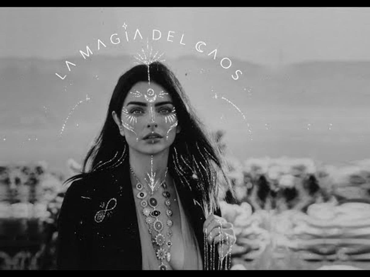 Moda "La magia de caos" Aislinn Derbez 