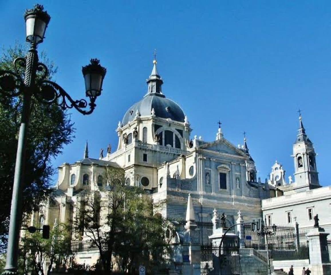 Lugar Almudena Cathedral