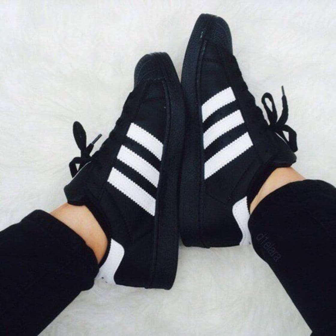 Moda Adidas negro con blanco