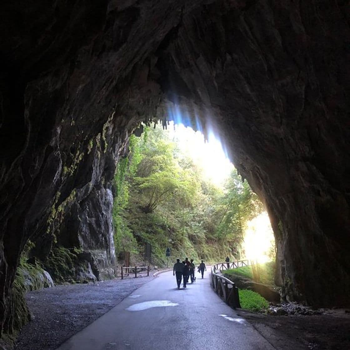 Place La Cuevona de Cuevas del Agua, casa rural, tienda de artesania. Alimentación y recuerdos.