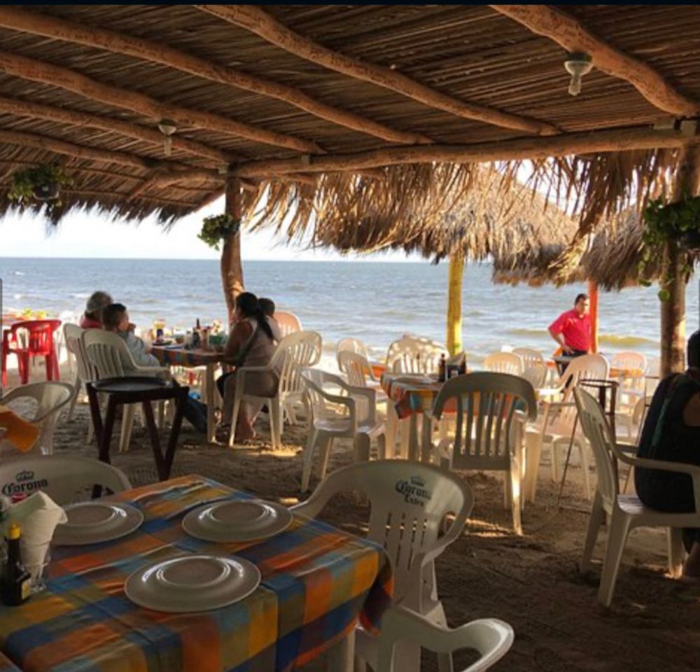 Restaurantes Mariscos El Gordo (on the beach)