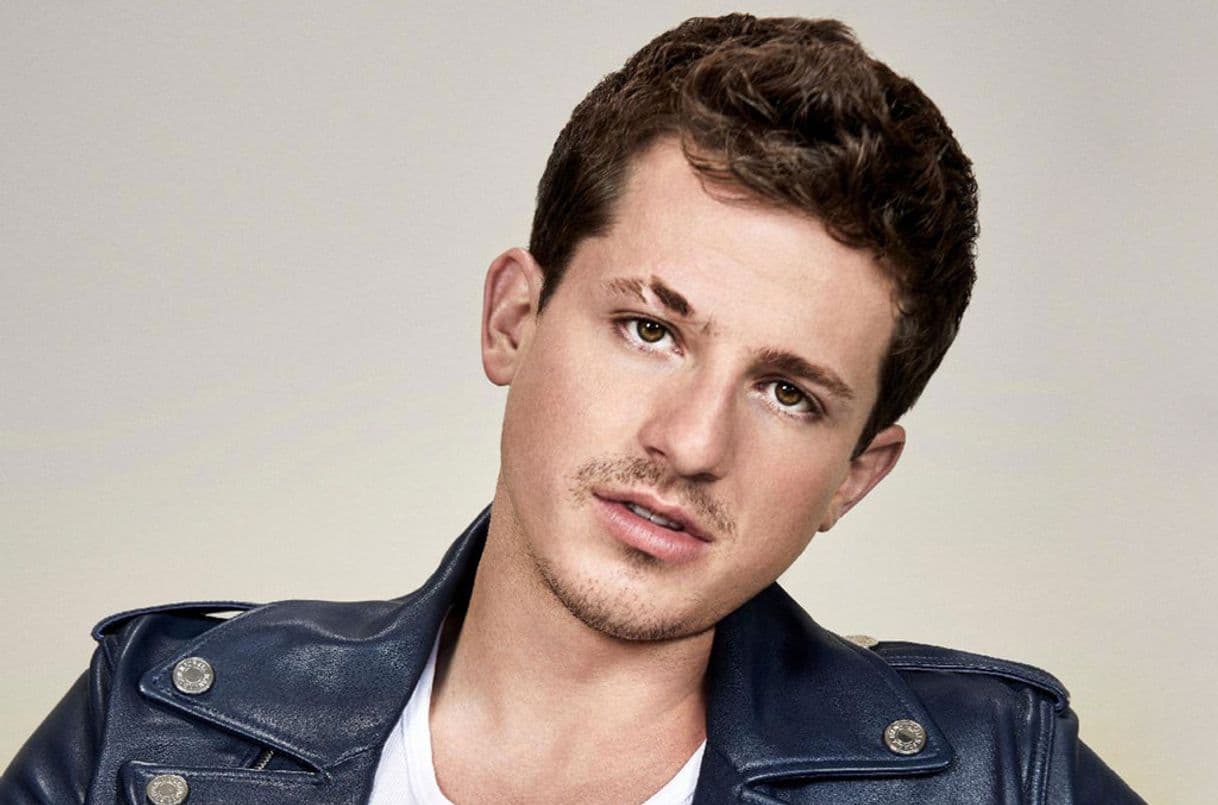 Moda Charlie Puth