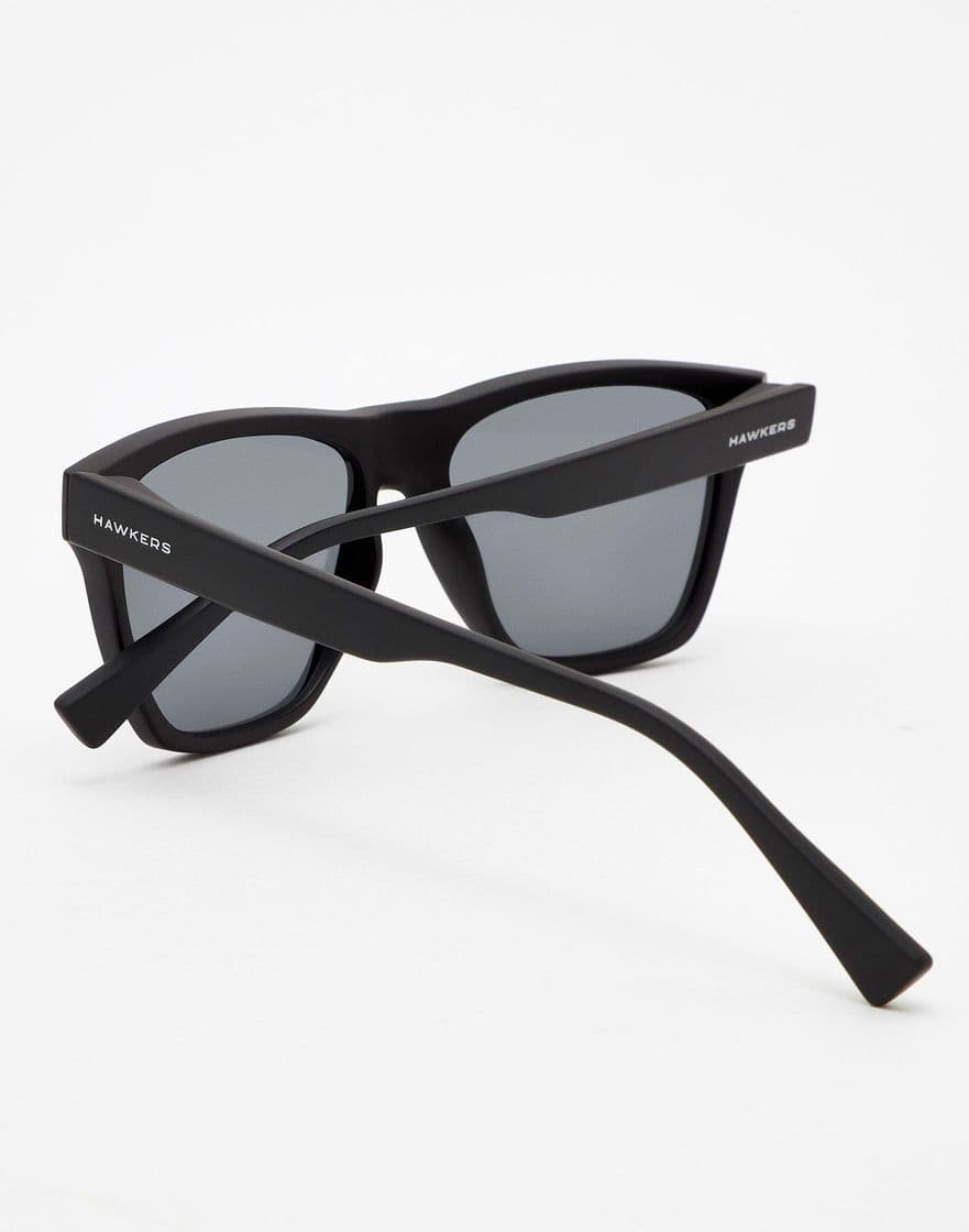 Product HAWKERS · ONE · Carbon black · Daylight TR18 · Gafas de