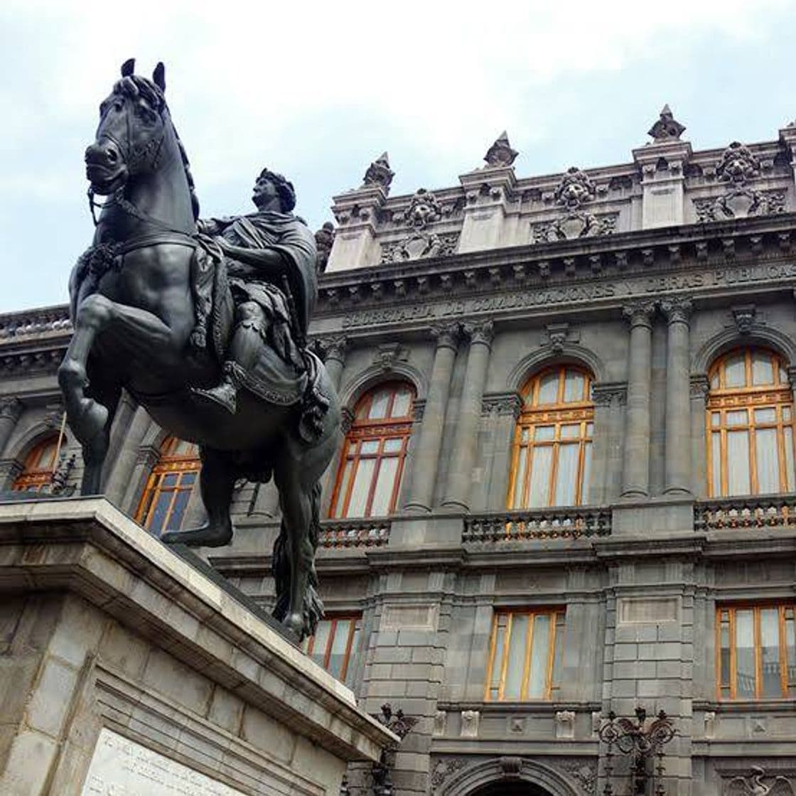 Lugar Museo Nacional De Arte (MUNAL)