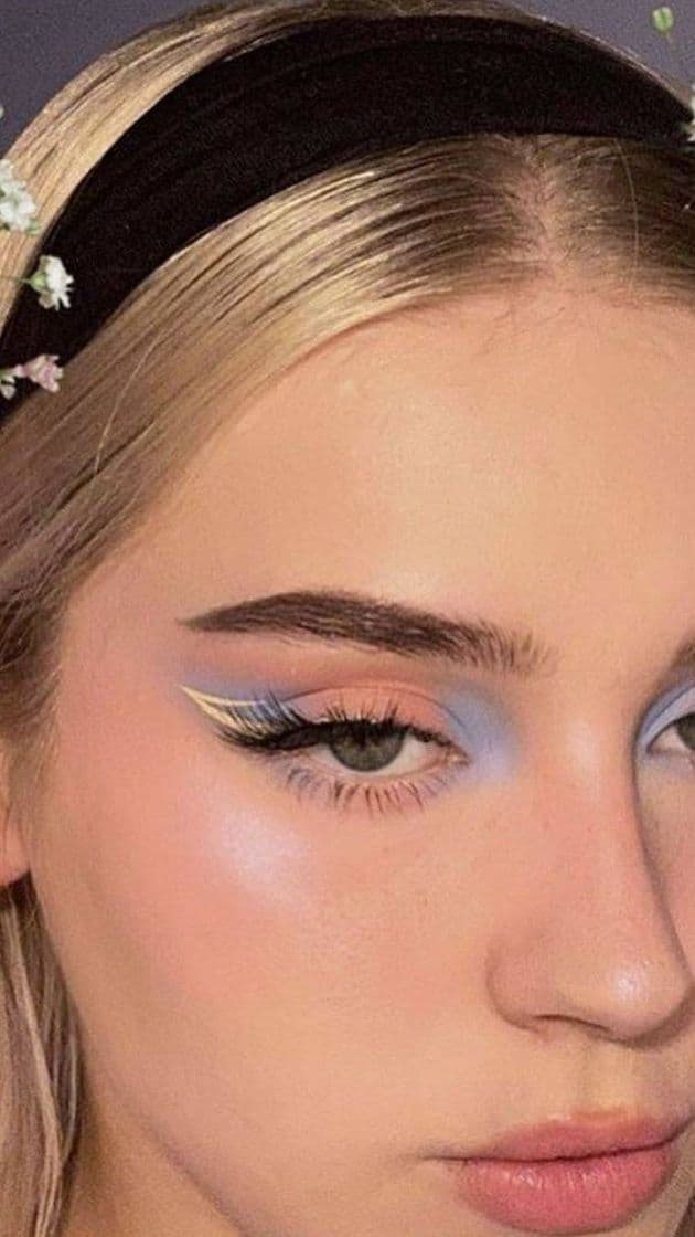 Fashion cute simple makeup.