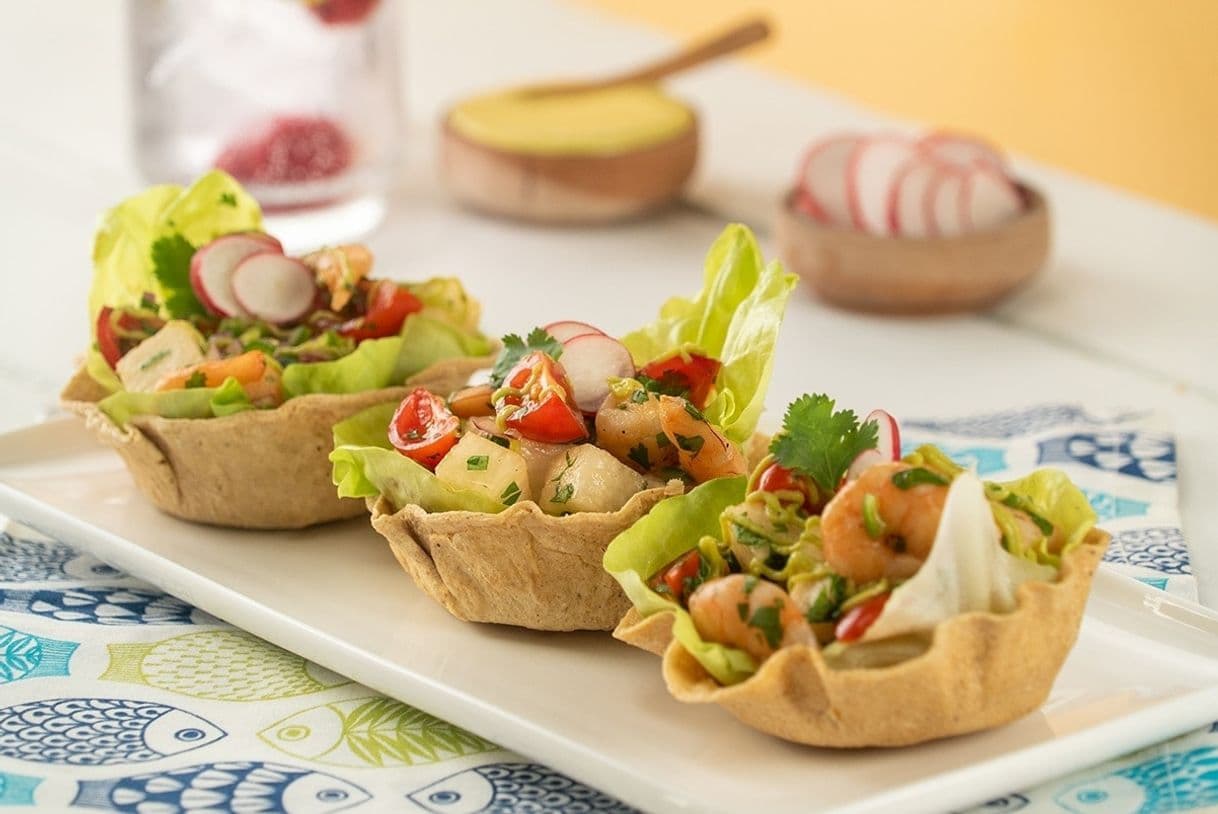 Restaurantes Bowl de tortilla de maíz con ensalada de camarones 