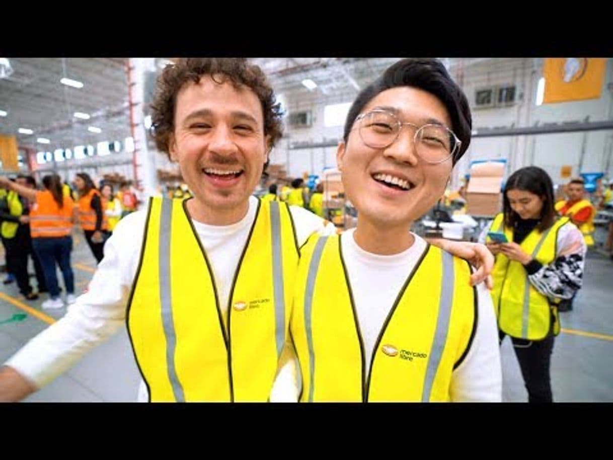 Moda Coreano vlogs trabajando en un centro de distribucion.