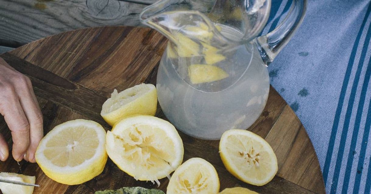 Moda Los 6 superpoderes del agua con limón (y cómo tomarla)