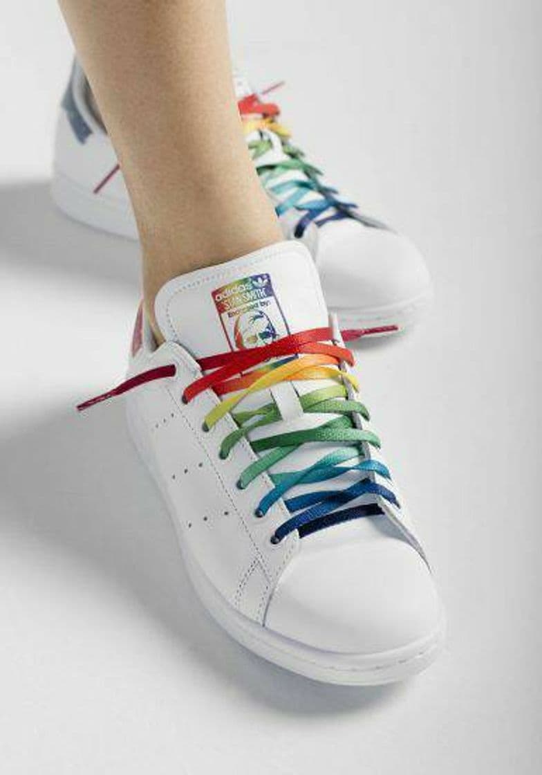 Moda Tênis branco com cadarço colorido❤🧡💛💚💙💜