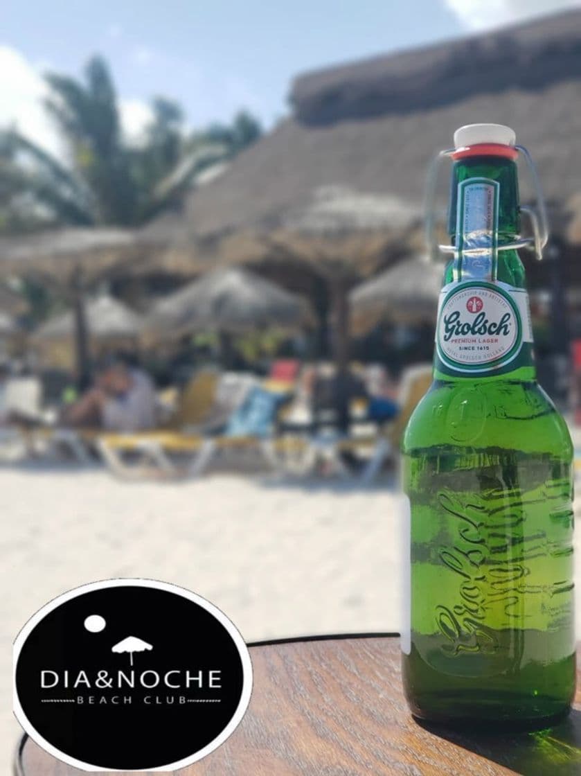 Restaurants Club de Playa en Puerto Morelos a una cuadra de la plaza 