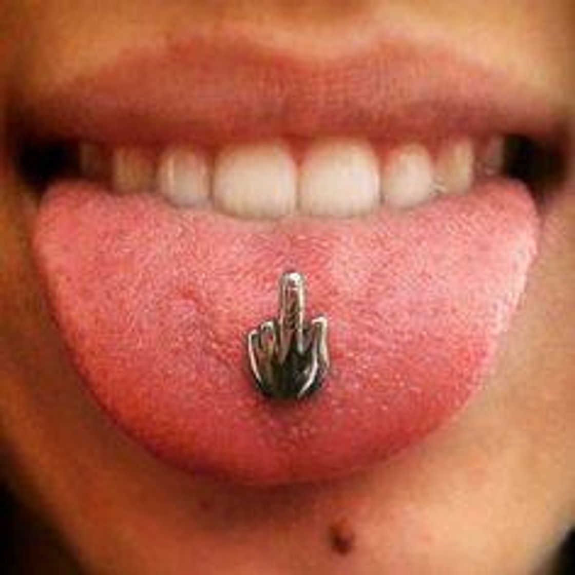 Moda piercing lengua dedo