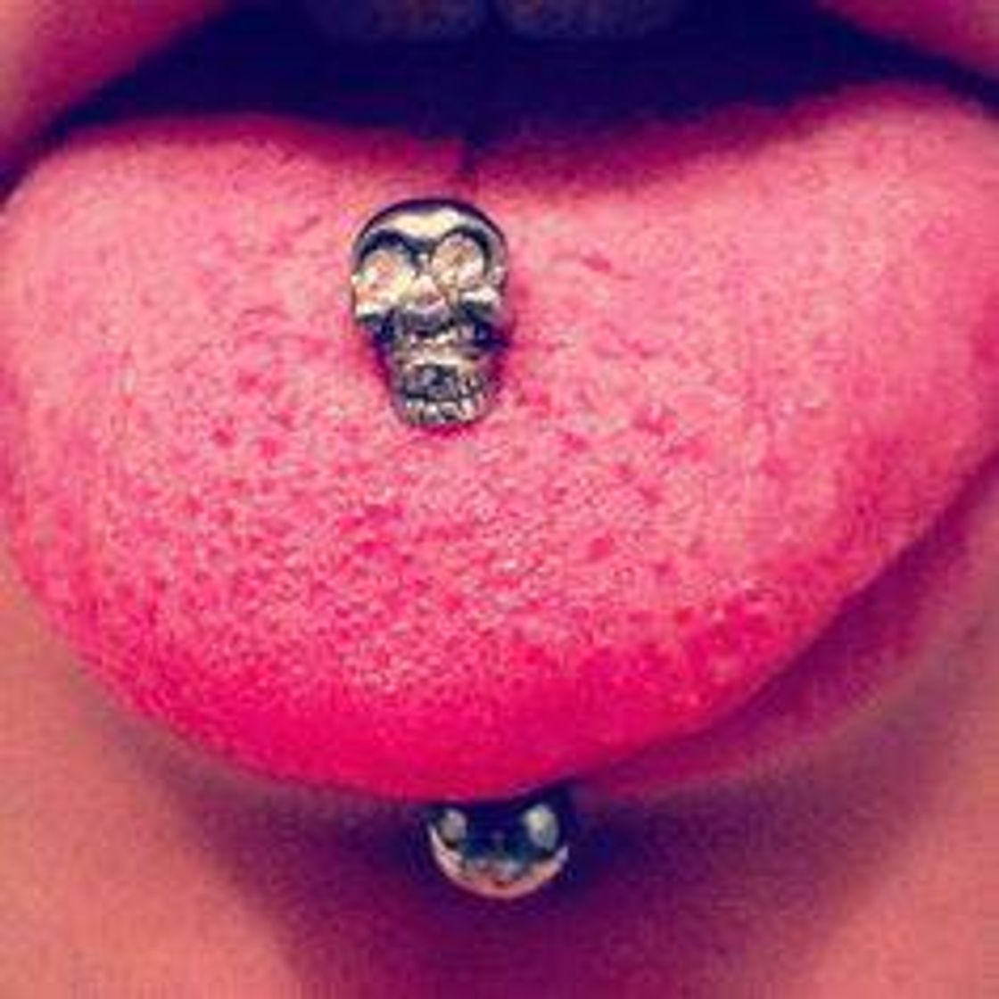 Moda piercing calavera 