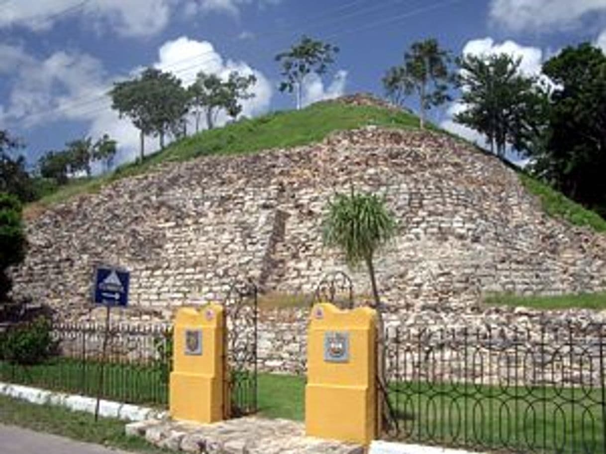 Lugar Zona Arqueológica de Izamal