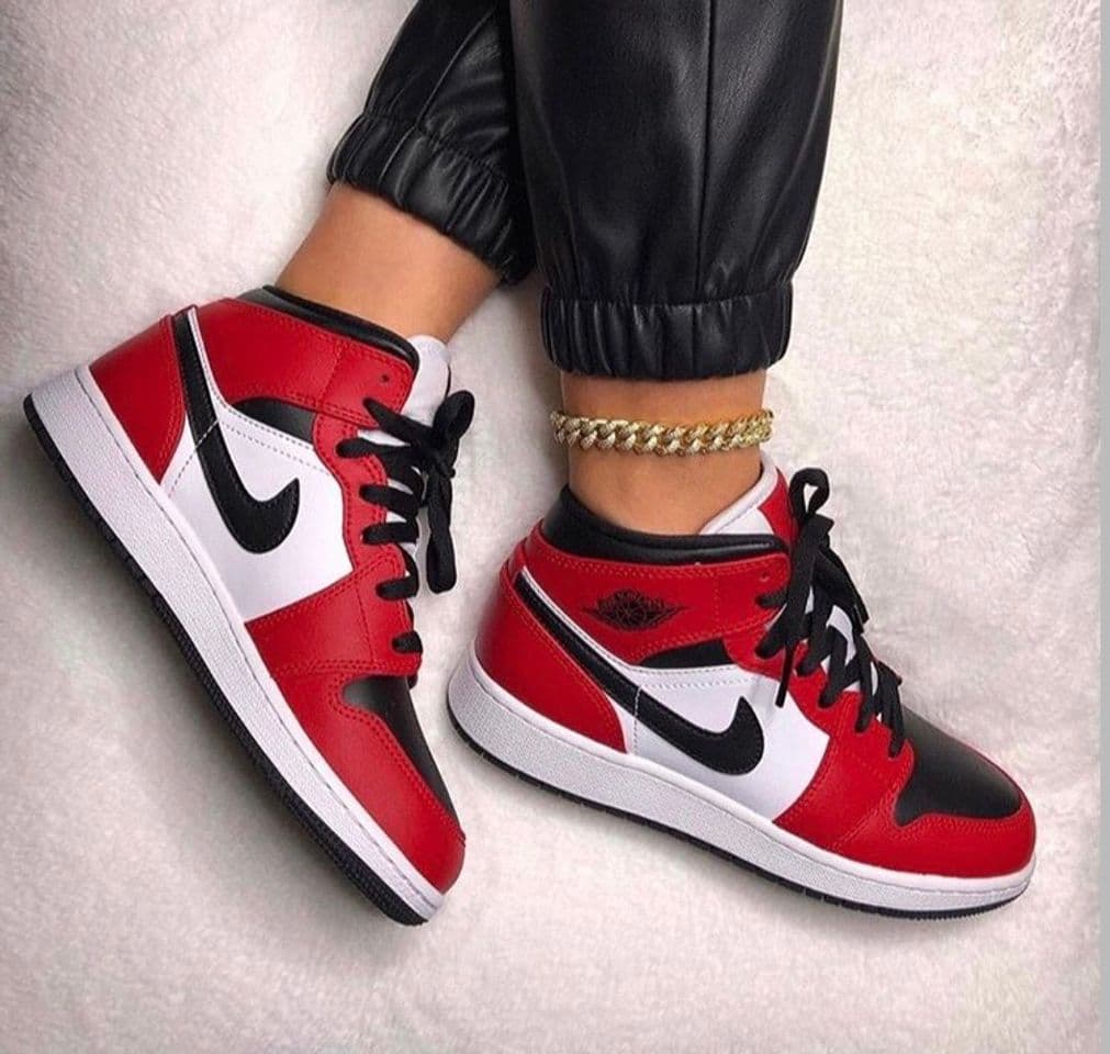 Moda Air Jordan 1 Mid Chicago Toe