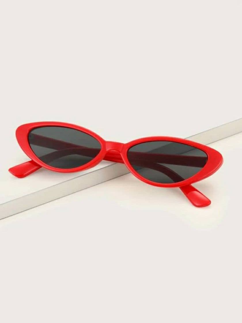 Moda gafas de sol con montura roja