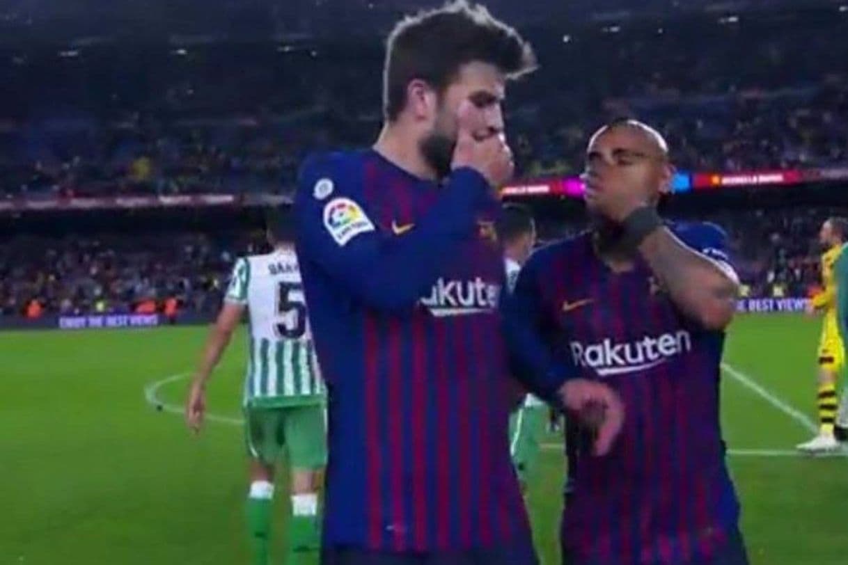 Moda [VIDEO] Contraste: Piqué llegó en bicicleta al Camp Nou y Arturo ...