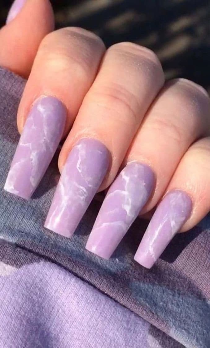 Moda Uñas Lila efecto mármol blanco