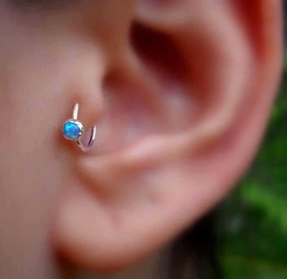 Moda Piercing com pedrinha azul 