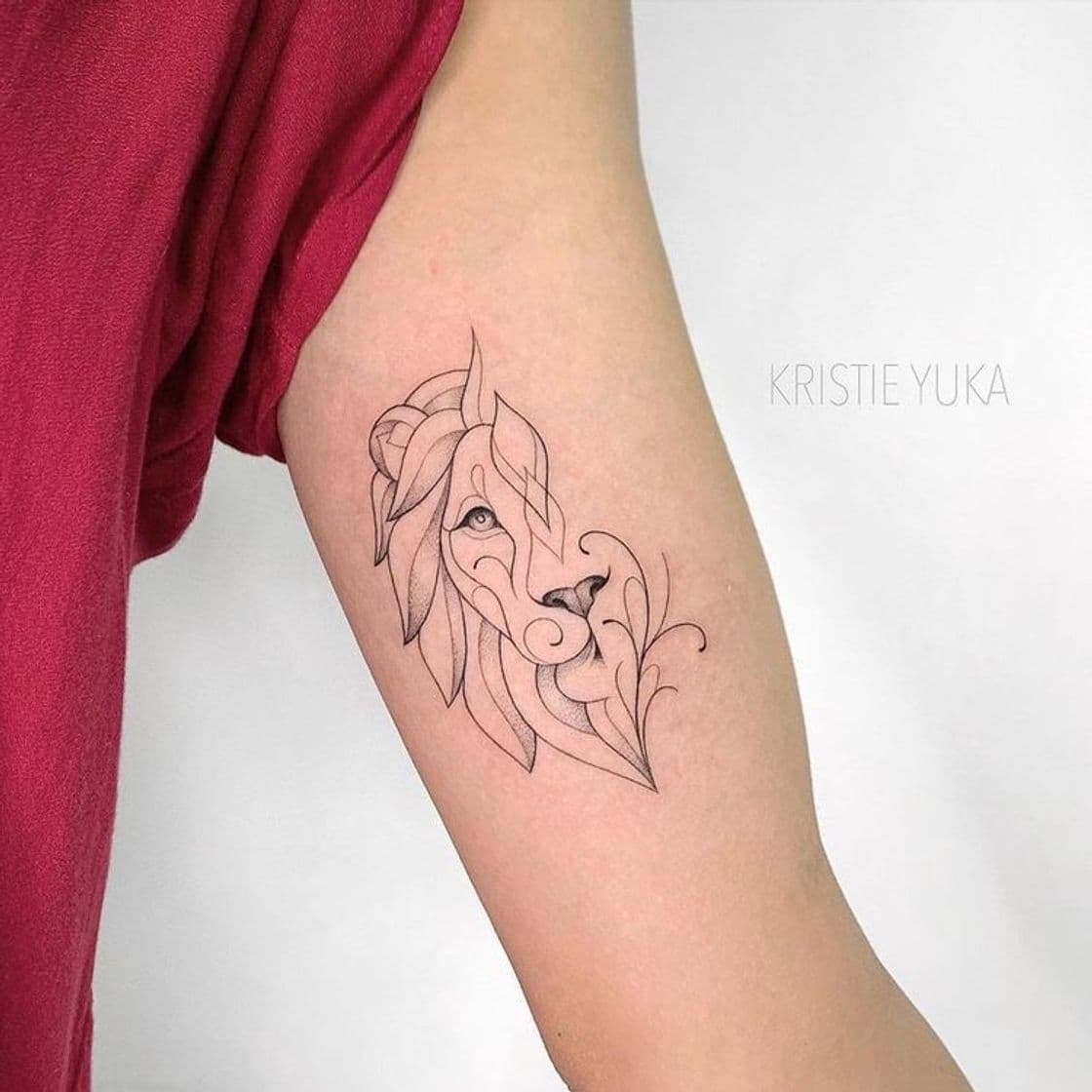 Moda Tatuagem de leão delicada 