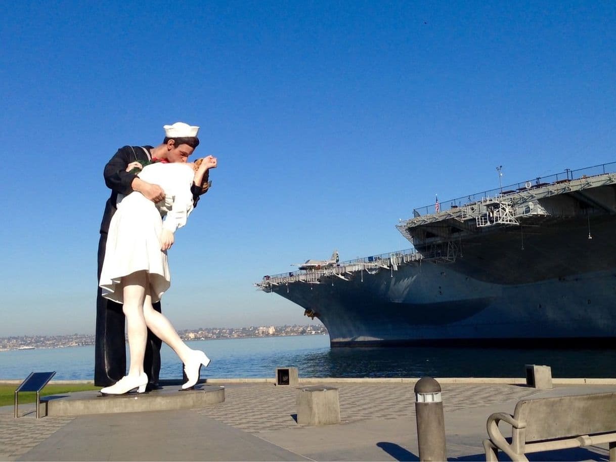 Lugar Unconditional Surrender Statue